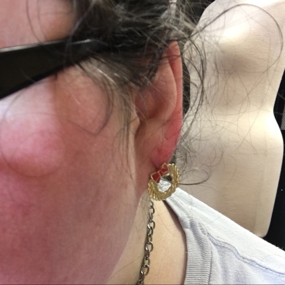 Vintage Gold Tone Christmas Wreath Earrings - Picture 7 of 7